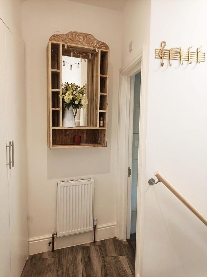 Appartement Stylish 2-bed Flat, Quick Access To Sights Londen